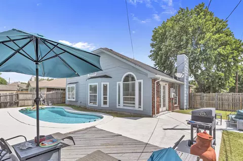6022 Maple Leaf Dr, Arlington, TX 76017
