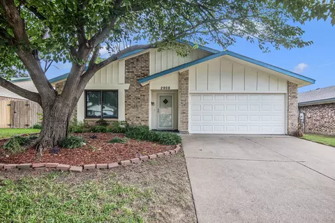 2908 Woodbridge Dr, Bedford, TX 76021