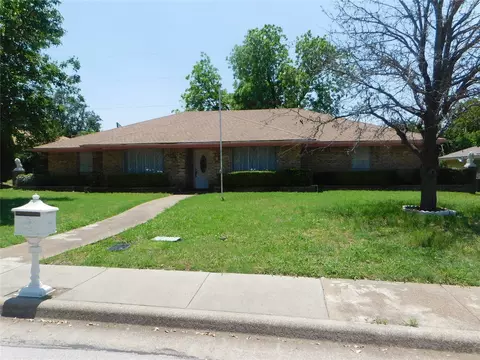 1030 Hunters Creek Dr, Desoto, TX 75115