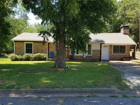226 E Murray St, Denison, TX 75021 photo 2