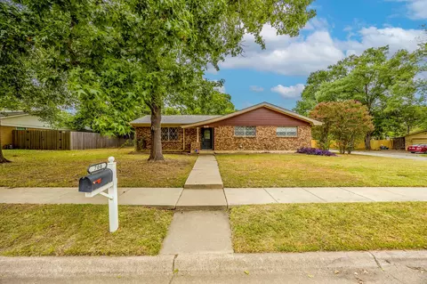 700 Oakwood Ave, Hurst, TX 76053