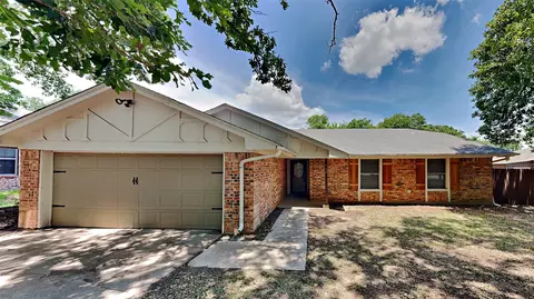 728 Highland Crest Dr, Hurst, TX 76054