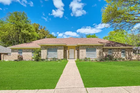 6813 Lakeshore Dr, Rowlett, TX 75089