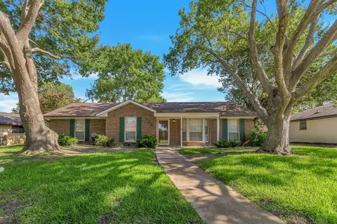208 Iroquois Ln, Waxahachie, TX 75165