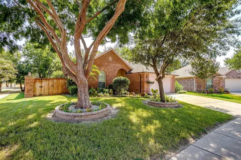 1144 Edgewater Dr, Azle, TX 76020