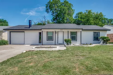 2221 Skylark Dr, Arlington, TX 76010