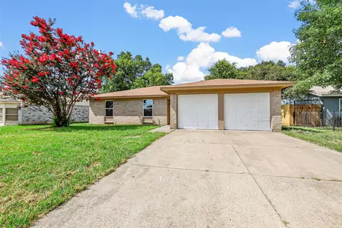 3924 Royal Crest Dr, Fort Worth, TX 76140