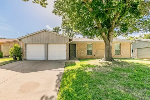1413 Warren Ln, Fort Worth, TX 76112