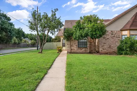 601 Canterbury St, Euless, TX 76039