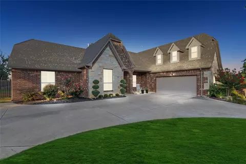 912 Crown Ct, Burleson, TX 76028