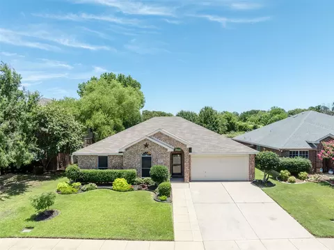 907 Hidden Lake Dr, Burleson, TX 76028