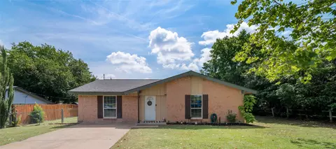910 Crockett St, Midlothian, TX 76065