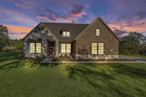 2109 Crystal Palace Blvd, Alvarado, TX 76009