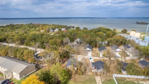 924 Woodland Dr, West Tawakoni, TX 75474