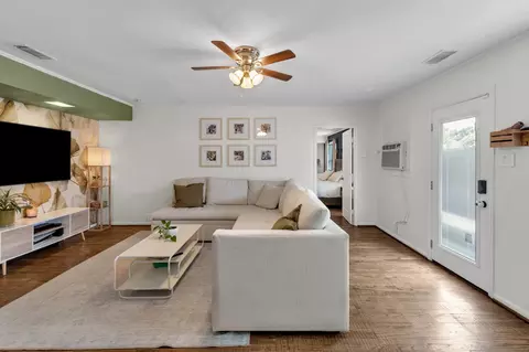 4244 S Cresthaven Rd, Dallas, TX 75209
