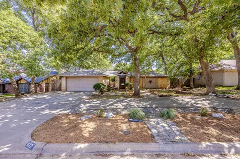 612 Stonehenge Dr, Hurst, TX 76054