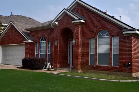 624 Laura Ln, Grand Prairie, TX 75052