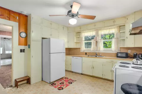 Kitchen - 1023 Ringgold Ave, Coushatta, LA 71019 photo 3 of 4