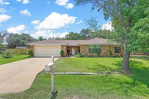 416 Shady Grove Dr, Granbury, TX 76049