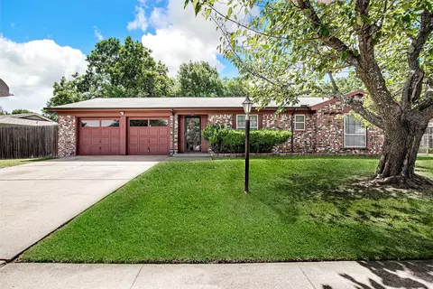 120 Roundtree Dr, Crowley, TX 76036