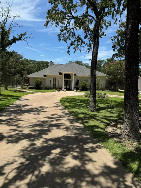 109 Westlake Woods Dr, Azle, TX 76020