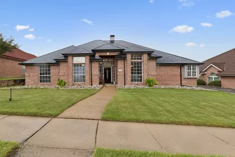 720 Evergreen Dr, Hurst, TX 76054