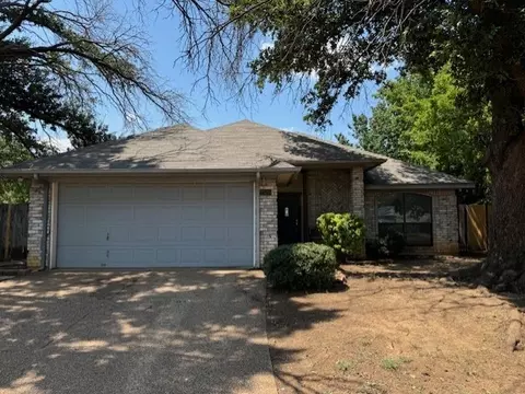 2520 Laurelhill Ln, Fort Worth, TX 76133