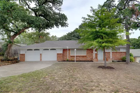 628 Woodcrest Dr, Hurst, TX 76053