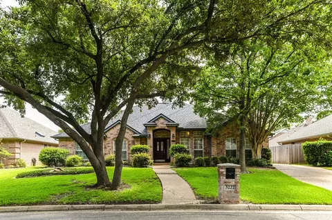 3222 Kenilworth Dr, Arlington, TX 76001