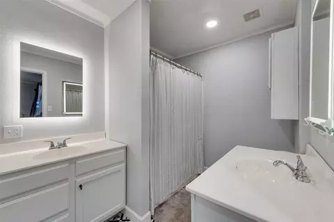 Bath - 819 Griffith Ave, Terrell, TX 75160 photo 1 of 2