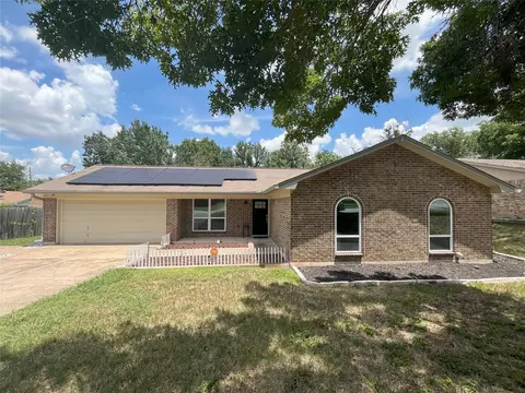 236 Rhineland Rd, Benbrook, TX 76126