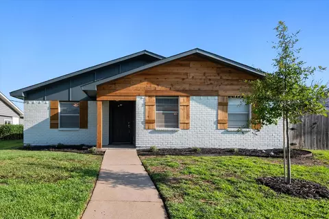 850 Pinoak Dr, Grand Prairie, TX 75052