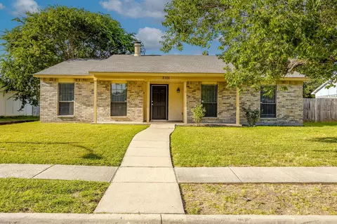 2101 Montana Trl, Grand Prairie, TX 75052