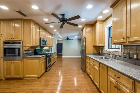 1304 N Trinity St, Decatur, TX 76234