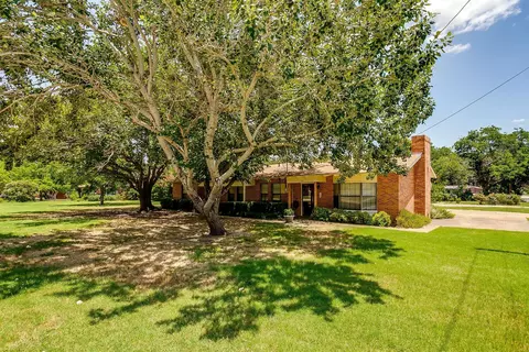 1151 Wade Hampton St, Benbrook, TX 76126