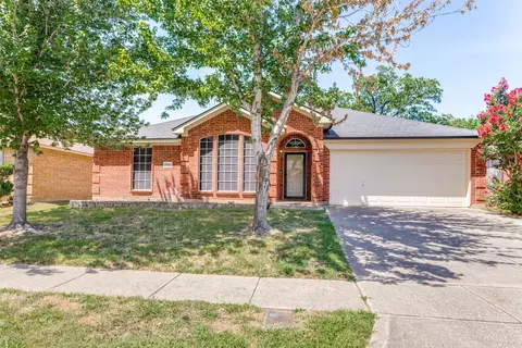 5800 Homestead Ct, Arlington, TX 76017