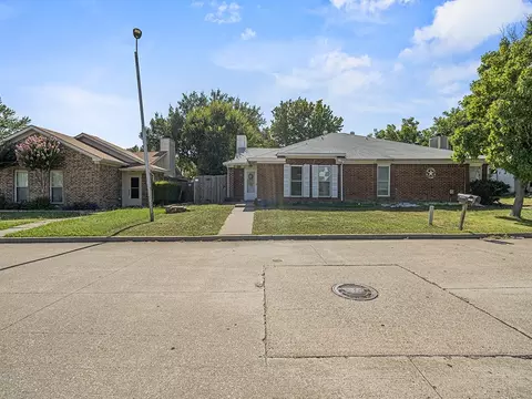 5814 Falconcrest Dr, Arlington, TX 76017