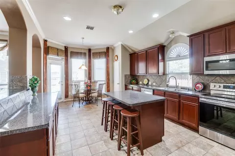 8200 Ithaca Dr, Arlington, TX 76002
