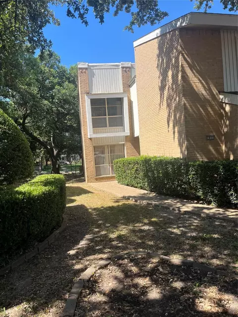 1811 Lakecrest Ct, Carrollton, TX 75006