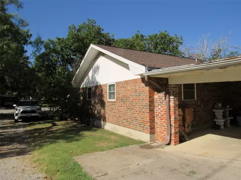 404 Lisa St, Bangs, TX 76823 photo 3