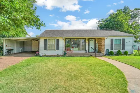 904 W 9th St, Quanah, TX 79252