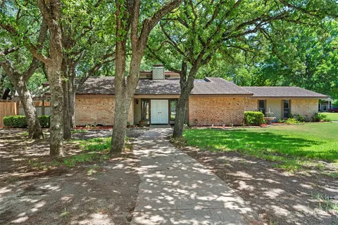 304 Driftwood Ct, Azle, TX 76020