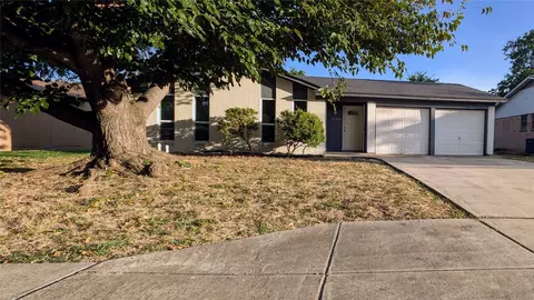 1668 Americana Blvd, Blue Mound, TX 76131