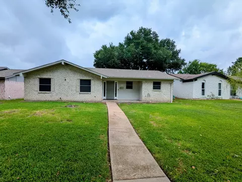 810 Longbeach Dr, Garland, TX 75043