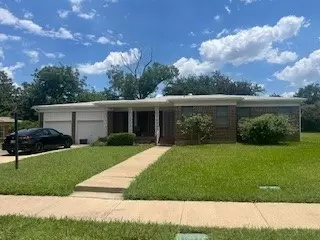 1821 Carverly Dr, Fort Worth, TX 76112
