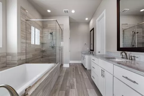 Bath - 744 Sid Rich Dr, Irving, TX 75039 photo 3 of 5