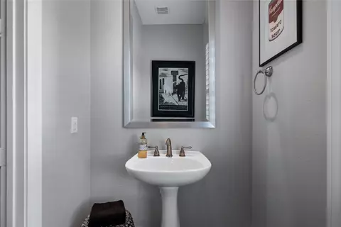 Bath - 744 Sid Rich Dr, Irving, TX 75039 photo 2 of 5