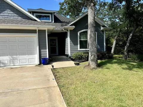 207 Colt Dr, Lake Kiowa, TX 76240