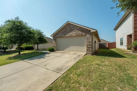 1914 Harbor Lights Dr, Grand Prairie, TX 75051