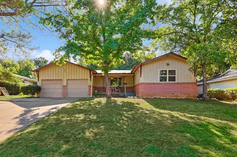 607 Oakwood Dr, Euless, TX 76040
